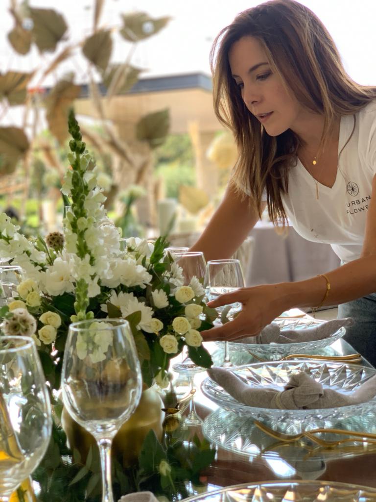 Virna Lisi Umaña trabajando flores